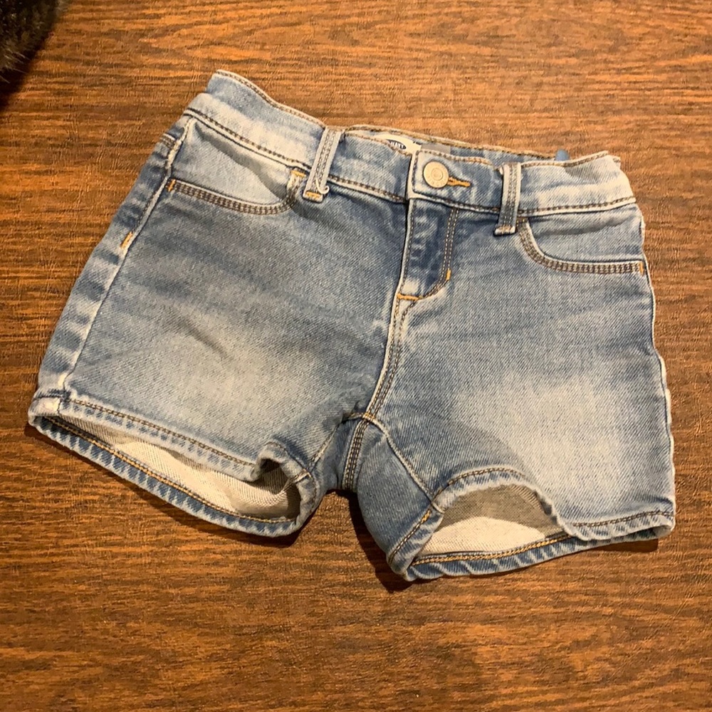Old Navy girls 7 stretch denim shorts.
